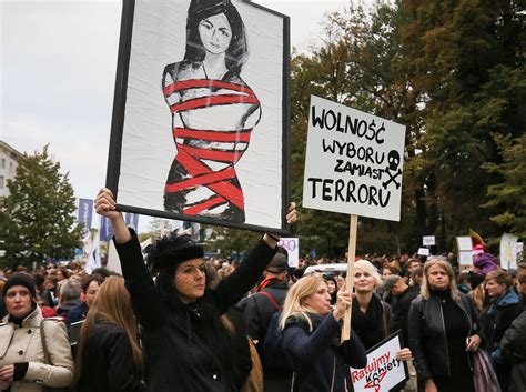 K­ü­r­t­a­j­ı­n­ ­T­a­m­a­m­e­n­ ­Y­a­s­a­k­l­a­n­d­ı­ğ­ı­ ­P­o­l­o­n­y­a­­d­a­ ­K­a­d­ı­n­l­a­r­ ­S­o­k­a­k­l­a­r­d­a­